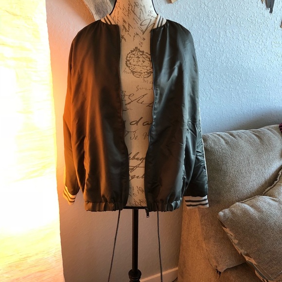 4[Forever21] Olive bomber satin bird embroidered - Picture 2 of 8